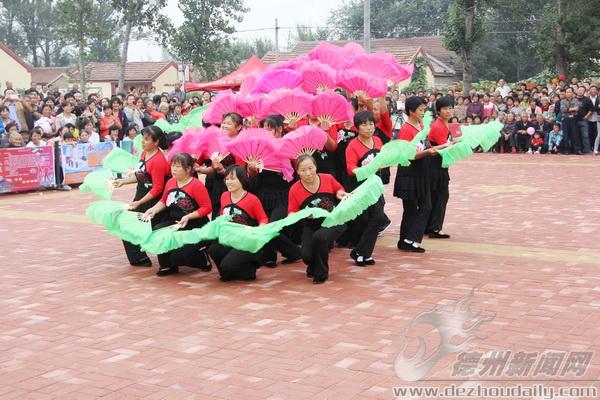 鄉(xiāng)村文明行動(dòng)讓禹城辛店鎮(zhèn)農(nóng)民有了跳舞場地。