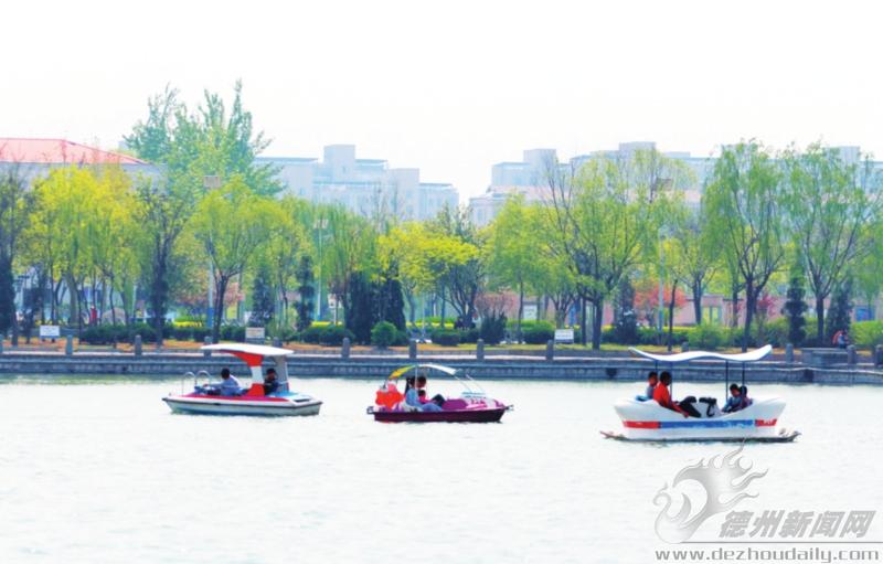 明月湖風景區(qū) 年輕人劃船賞美景