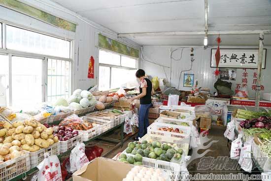 顧客在小申便民市場整齊的貨柜前選購食品。記者 張睿 攝