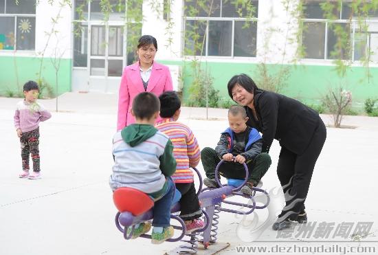 和孩子們快樂地做游戲。