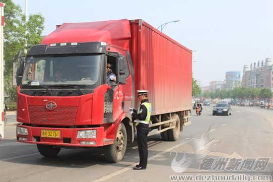 民警嚴(yán)查通行車輛。